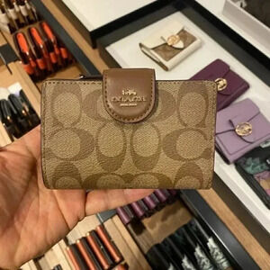 **Gift Packing** COACH MEDIUM CORNER ZIP WALLET IN SIGNATURE CANVAS C0082